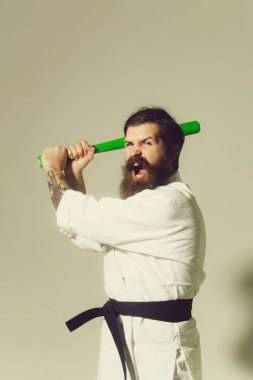 kimono yeşil beysbol sopası ile erkekte karate bağırarak sakallı