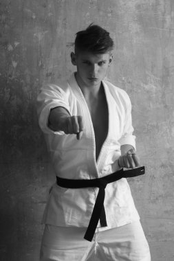 Güçlü atlet beyaz kimono siyah kuşak ile uygun