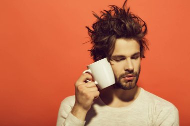 çay veya kahve ile uykulu adam