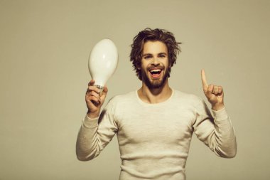 Adam koca lamba ve yükseltilmiş parmak