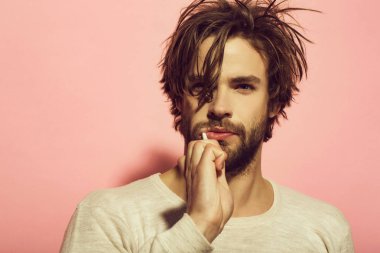 yakışıklı genç adamın Dişlerini fırçalıyor