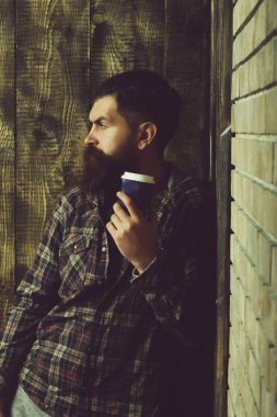 mavi plastik kap ile ayakta hipster