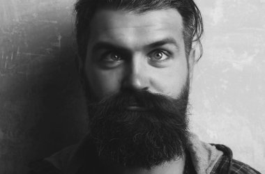 aptal yüzündeki gözleri şaşı adam