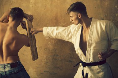 Beyaz kimono ahşap tahta Delme atlet