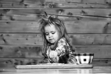 şirin çocuk ile hamur, yemek un ve ahşap kase