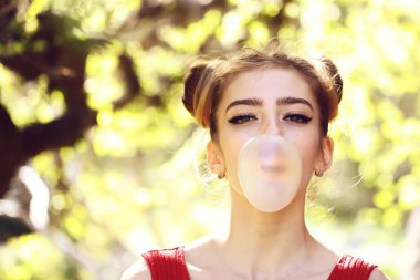 Ağaç bahar çekici kadın