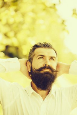 Mavi gökyüzü üzerinde sakallı adam