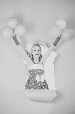 Küçük kız parlak pembe duvar arka plan üzerinde. Güzel çocuk balon ile eğlenmek. pembe ve kırmızı renkler.