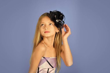 Oldukça küçük kız güzel bir elbise içinde kal, vintage, güzellik ve moda kavramı, portre