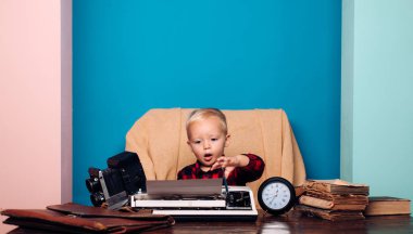 Archaism türü ve stil. Küçük çocuk typewrite ofis masası, vintage daktilo Milli Tarih