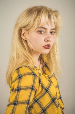 Masada sınavı için kitap okuma laptop ile kendine güvenen öğrenci. Üniversitesi Eğitim ve sınıf bir kitap okuma arkadaşlar eğitimi. Öğretmenler itibar altındır.