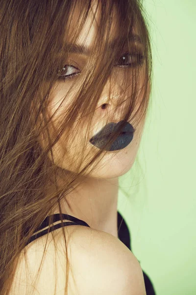 Mode skönhet flicka med svart smink och långt hår — Stockfoto