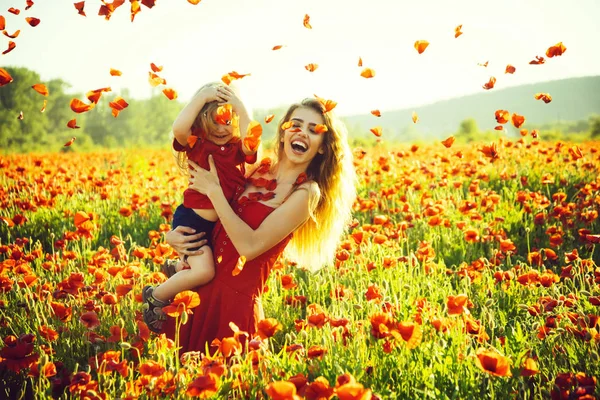 Child, small boy at mother or sister in poppy field — Stock Photo, Image