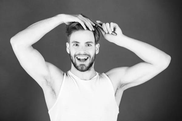Salone di parrucchiere e barbiere, uomo pettinare i capelli sani con la spazzola — Foto Stock