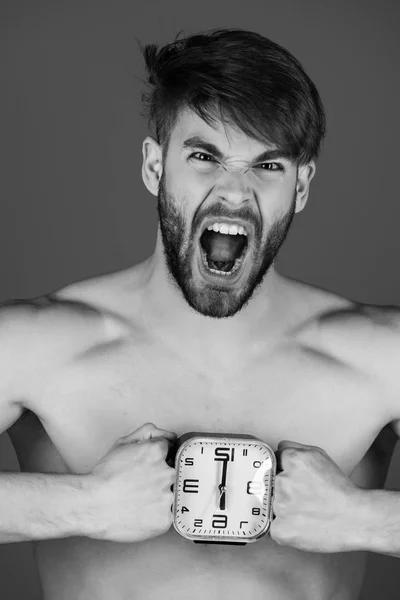 Öfke bir yumruk çalar saat ile bağırarak adam — Stok fotoğraf