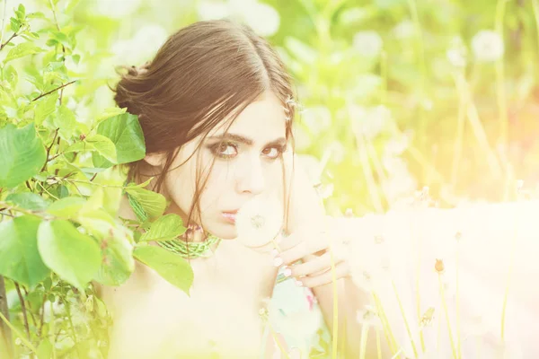 Chica con maquillaje de moda y cuentas en hojas verdes — Foto de Stock