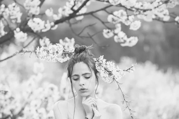 Девушка с закрытыми глазами и белыми цветами в волосах — стоковое фото