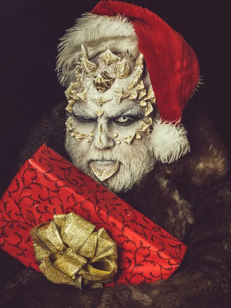 Hombre con caja de regalo roja —  Fotos de Stock