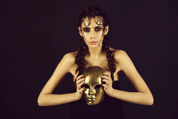 Girl holding carnival, golden, face mask — Stock Photo, Image