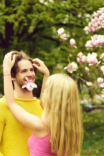 浪漫的情侣在春天盛开的玉兰花园中的爱 — 图库照片