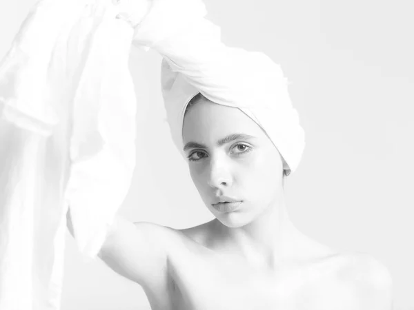 Красива жінка, що розмотує білий, рушник для ванни з голови — стокове фото
