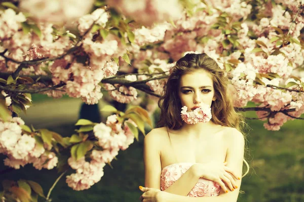 Sensuale donna in fiore — Foto Stock