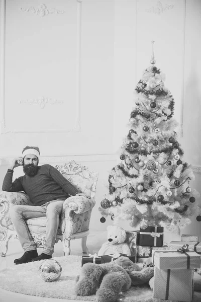 Різдвяний чоловік з бородою на серйозному обличчі в поточній коробці — стокове фото