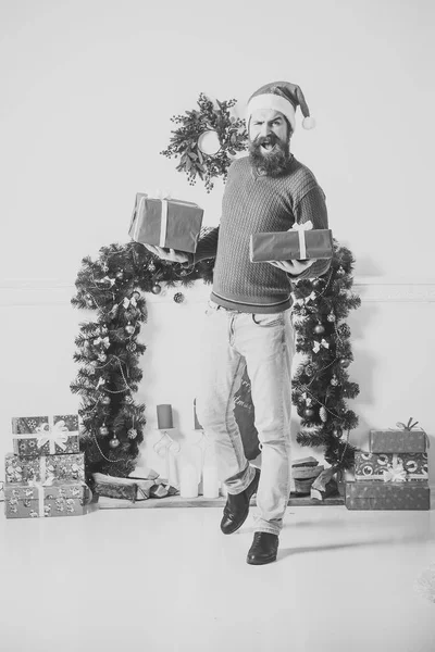 Nuovo anno ragazzo al camino decorazione di Natale . — Foto Stock