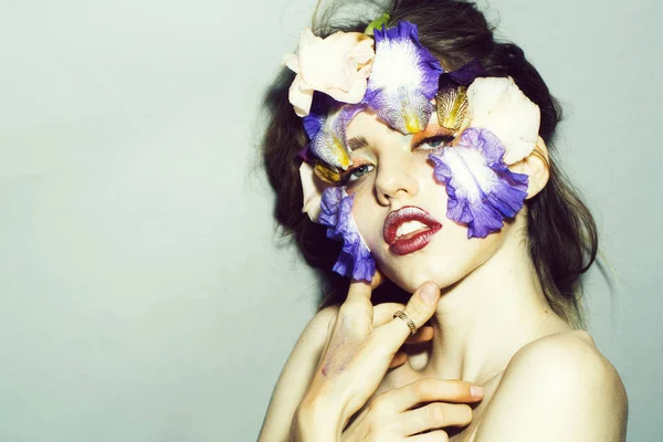 Девушка с цветочным макияжем — стоковое фото