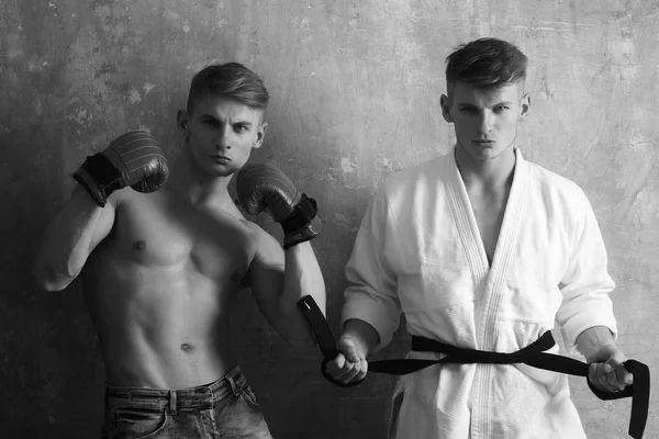 Luchadores, gemelos atleta de karate en kimono blanco y boxeador fuerte — Foto de Stock