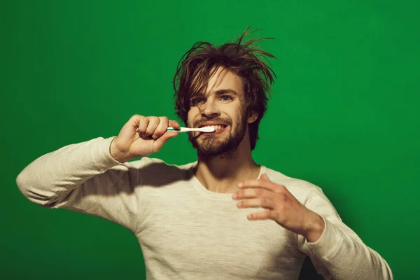 Homem feliz escovar os dentes com pasta de dentes, metrosexual — Fotografia de Stock