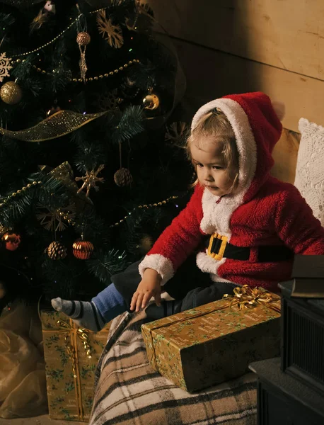 Рождественский счастливый ребенок с подарком . — стоковое фото