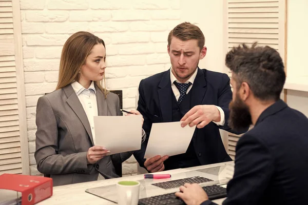 Parceiros de negócios, homens de negócios na reunião, experiência no escritório. Conceito de negociações comerciais. Negociações de negócios, discutir as condições de negócio, contrato. Mulher advogada explicar as condições de transação . — Fotografia de Stock