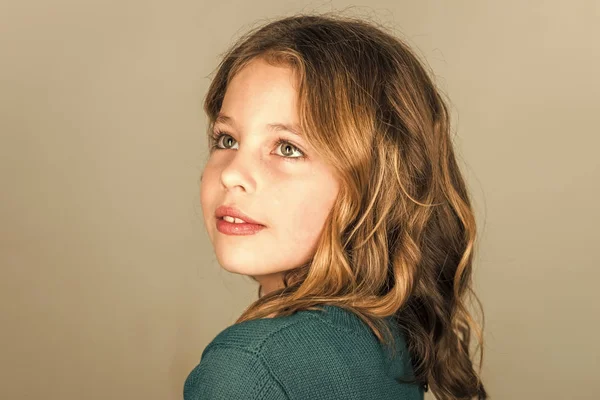 Infância e felicidade. infância de criança pequena menina — Fotografia de Stock