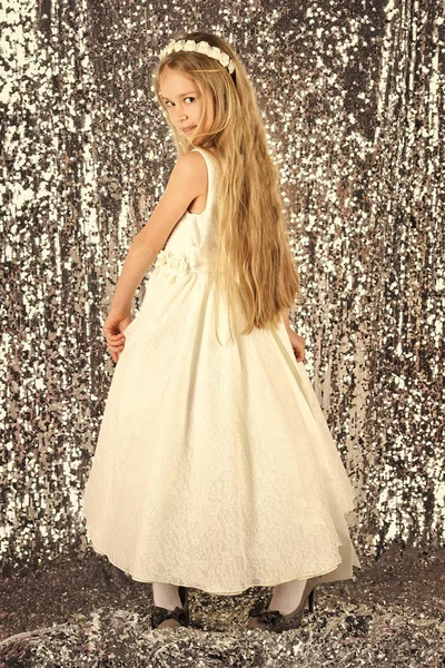 Το χαριτωμένο μικρό κορίτσι στο μοντέρνο φόρεμα. πορτρέτο του ένα παιδί το παιδί στο φόρεμα. για ψώνια. Κορίτσι. Μόδα — Φωτογραφία Αρχείου