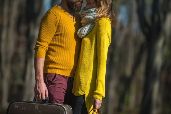 Reisekonzept. abgeschnittenes Bild eines Paares mit Reisetasche im Freien. bereit für große Reisen — Stockfoto