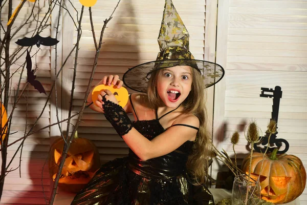 Kid in heks hoed en kostuum wachtruimten hefboom o lantaarn — Stockfoto