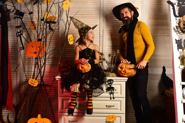 Apa és lánya Halloween dekoráció. Halloween fél fogalma. — Stock Fotó