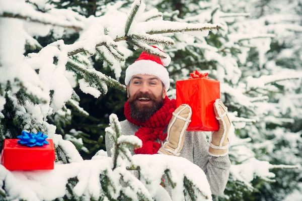 Navidad hombre feliz celebrar presente caja en el bosque de invierno nevado — Foto de Stock