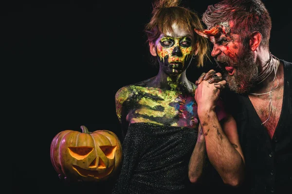 Pareja de Halloween enamorada sobre fondo negro —  Fotos de Stock