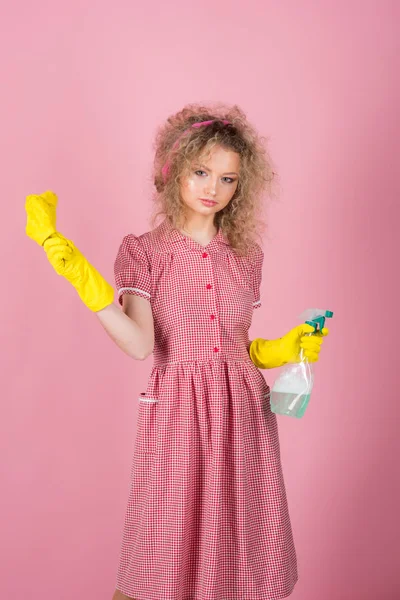 Una mujer guapa lista para hacer tareas domésticas. Ayudante de trabajo doméstico en guantes de goma con paño y botella de pulverizador. Extremo limpio —  Fotos de Stock