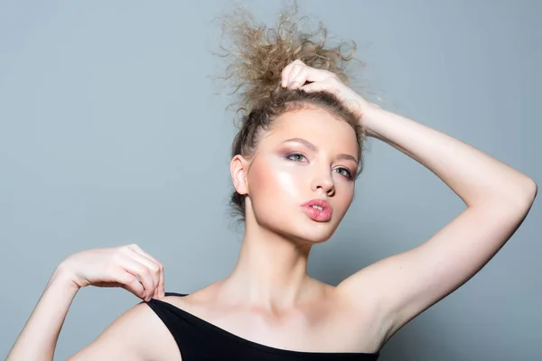 Menina com penteado encaracolado no salão de cabeleireiro. Mulher loira segurar cabelos longos no salão de beleza. Jovens e bonitos — Fotografia de Stock