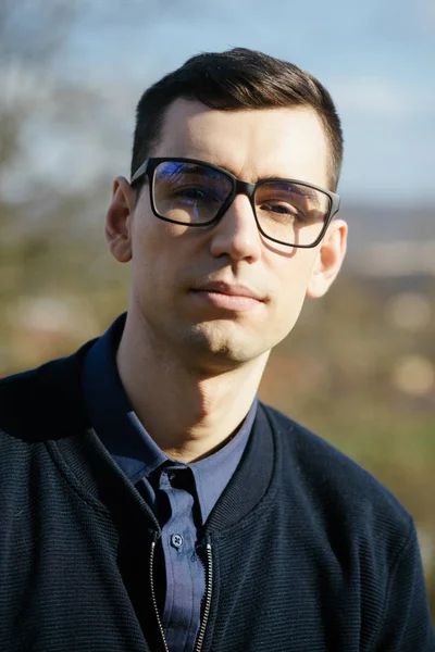 Student kille i smart stil glasögon. Student mode av mannen i glasögon. — Stockfoto