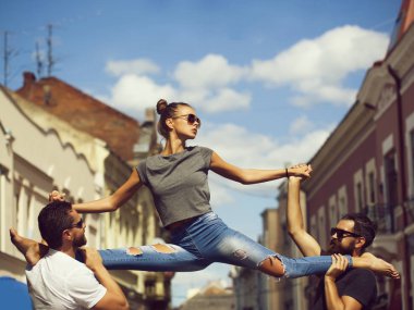 Kız bacak oturan iki adam omuzlarında bölme