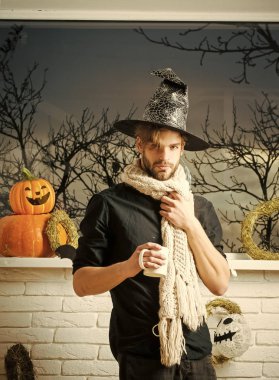 Cadılar Bayramı adam sonbahar ağaçları ile pencerede Kupası holding