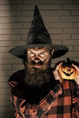 Cadı şapka kabak tutarak uzun sakallı erkekte Cadılar Bayramı