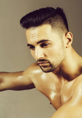 Yakışıklı adam veya kas maço
