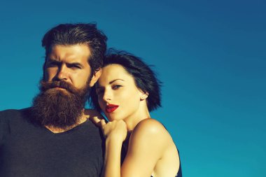 Mavi gökyüzünde genç bir çift