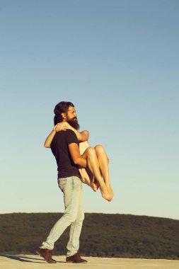 Mavi gökyüzünde genç bir çift