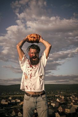 Kırmızı kan bağırarak kabak ile ek yükü kızgın adamla Cadılar Bayramı